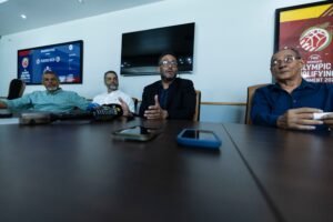 La Federación reunió a sus directivos este martes para repasar la carrera del excentro, mientras en el Baloncesto Superior Nacional se evalúan nuevas iniciativas para honrar su trayectoria en la liga