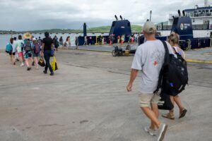 El documento enmendado aún no está listo y los ejecutivos municipales exigen que los puertorriqueños de la isla grande estén exentos