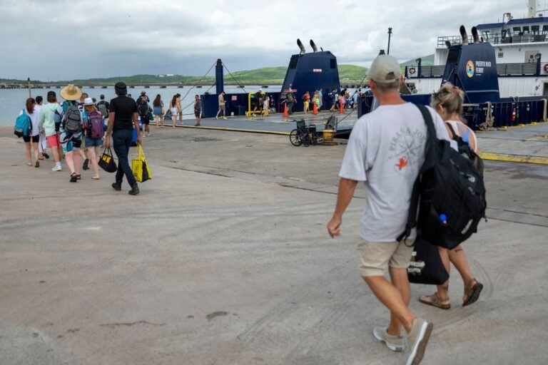 El documento enmendado aún no está listo y los ejecutivos municipales exigen que los puertorriqueños de la isla grande estén exentos