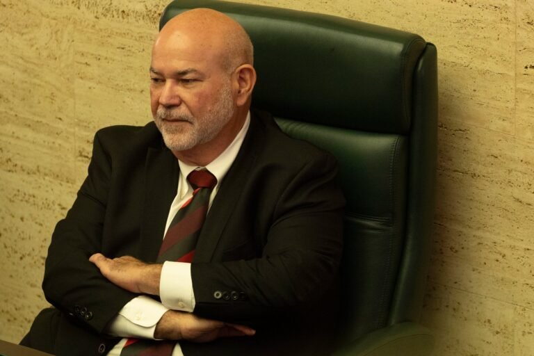 El presidente de la Cámara de Representantes reclama que el proyecto defina qué autorizaciones permanecerían bajo jurisdicción de Salud y cuáles pasarían al DDEC