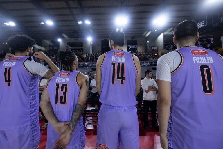 El homenaje se realizó previo al desafío ante los Vaqueros de Bayamón en el Coliseo Roger Mendoza