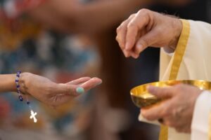 La investigación de la Pontificia Universidad Católica reveló un fortalecimiento de la fe en contextos de crisis y diferencias generacionales en la práctica de la religión