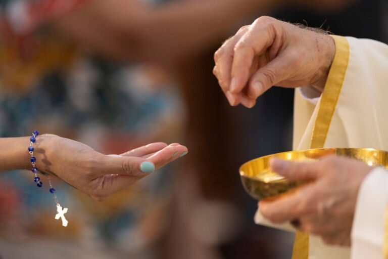 La investigación de la Pontificia Universidad Católica reveló un fortalecimiento de la fe en contextos de crisis y diferencias generacionales en la práctica de la religión