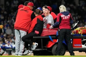El relevista de los Reds apenas realizó un lanzamiento en la novena entrada ante los Cubs