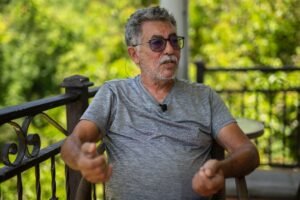 Norberto Montalvo, un orientador retirado, de 71 años, a quien su hijo golpeó a puños y persiguió con un cuchillo, teme por su vida