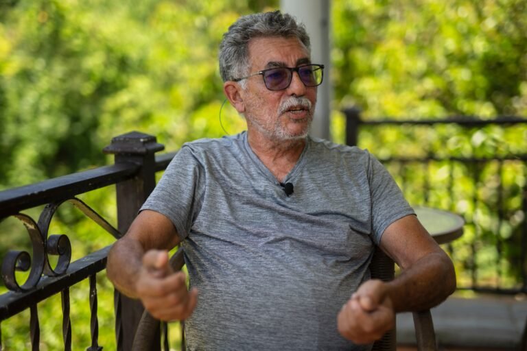 Norberto Montalvo, un orientador retirado, de 71 años, a quien su hijo golpeó a puños y persiguió con un cuchillo, teme por su vida