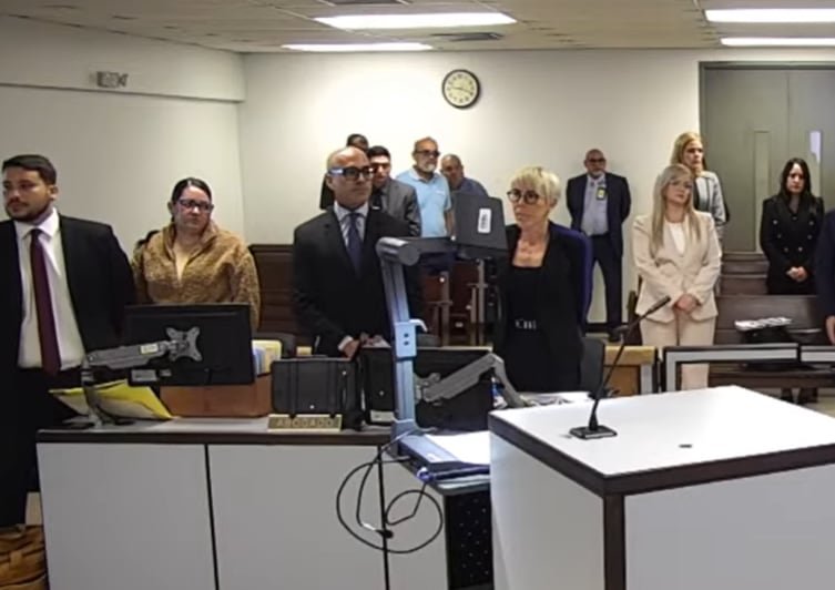 La imputada se declaró inocente por los dos cargos que enfrenta, mientras que el tribunal no autorizó al fiscal Edmanuel Santiago Quiles integrarse al caso