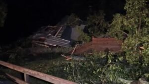 No se reportaron muertes ni heridos graves, mientras se evalúan las carreteras bloqueadas y postes derribados