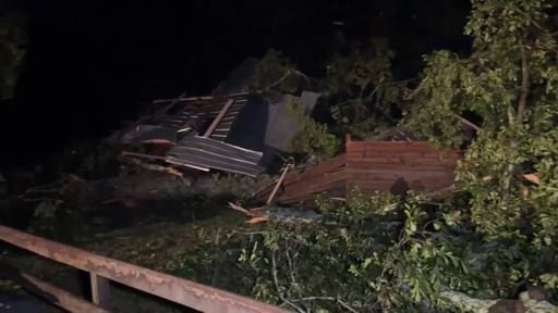 No se reportaron muertes ni heridos graves, mientras se evalúan las carreteras bloqueadas y postes derribados