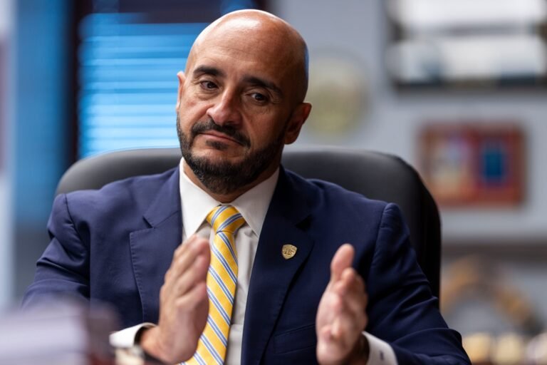 El superintendente de la Policía y exjefe del FBI en Puerto Rico tuvo una reunión con el presidente del Senado, Thomas Rivera Schatz, sobre estrategias anticrimen