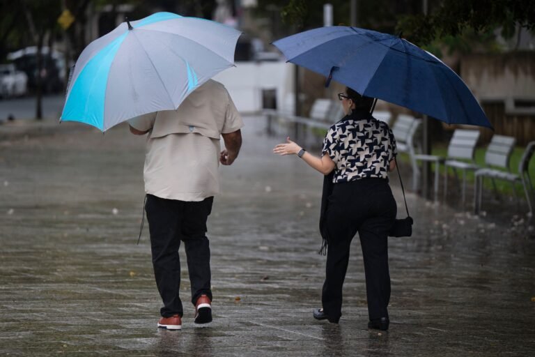 El Servicio Nacional de Meteorología anticipa lluvia para ambas zonas debido al paso de una tormenta eléctrica