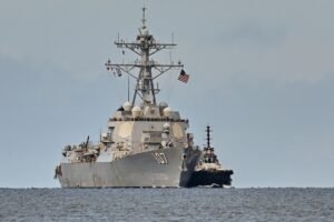 El enfrentamiento ocurrió el jueves mientras destructores de la Maina de Guerra de Estados Unidos transitaban por esas aguas