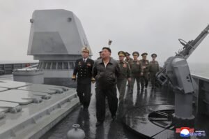 El gobierno también pondrá en servicio su primer destructor naval