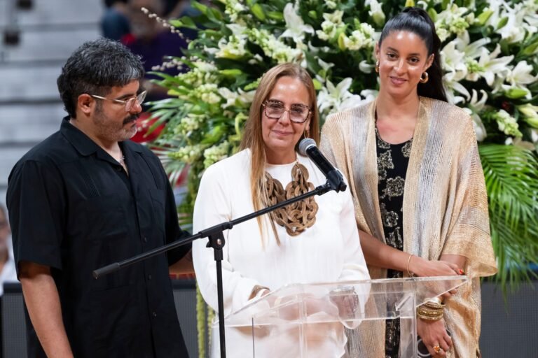 Familiares, excompañeros, figuras del deporte, la política y el entretenimiento se reunieron en el Coliseo Roberto Clemente para rendir homenaje al legendario exbaloncelista puertorriqueño