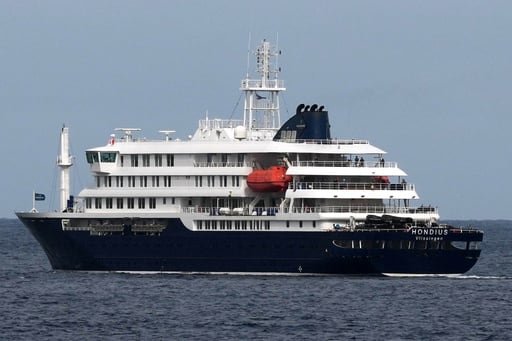 Las autoridades españolas preparan la evacuación de más de 140 pasajeros y tripulantes de crucero con brote de hantavirus en Canarias