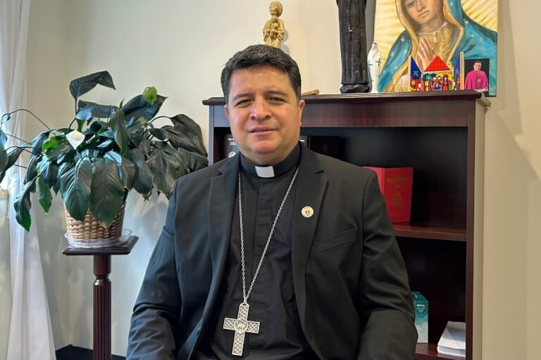 Tres décadas más tarde, este religioso que huyó en 1990 de la guerra civil en El Salvador se prepara para realizar su labor pastoral en Virginia