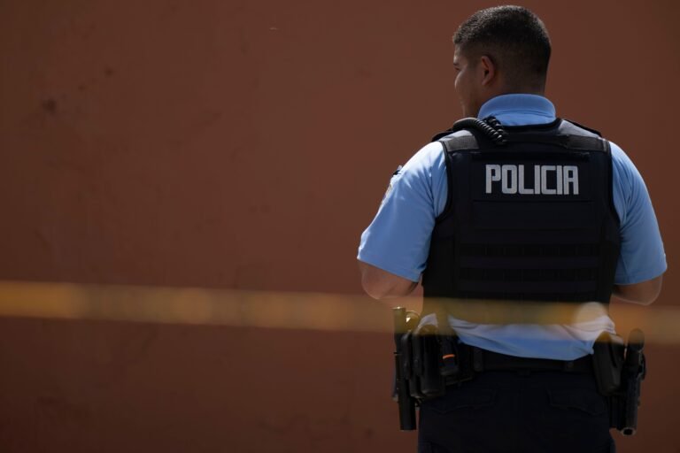 Mientras, horas después, la Policía encontró el cuerpo de un hombre debajo de un puente en Carolina