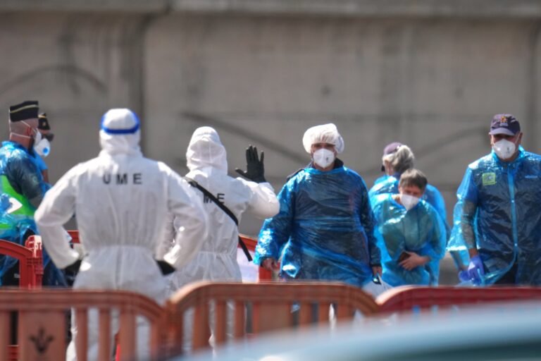 Sus comentarios se producen mientras el crucero en el que se originó el brote desembarca en Tenerife
