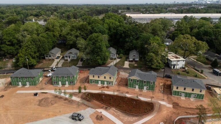 Cerca de 1,000 voluntarios completaron viviendas asequibles en el barrio Sylvan Hills