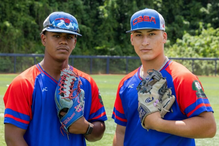 Jhosuil Colón y Emanuel Hernández viajan a diario alrededor de 125 millas en su travesía ida y vuelta entre sus hogares y la Carlos Beltrán Baseball Academy