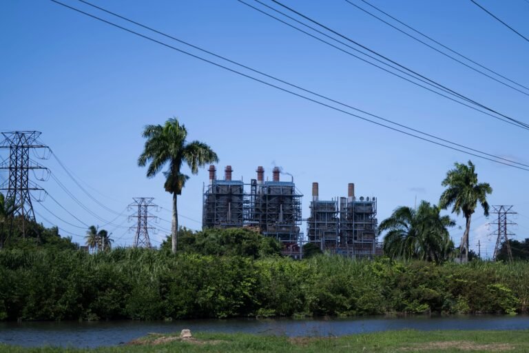 La posibilidad de evitar interrupciones depende hoy, esencialmente, de las mismas fuentes de generación que hace un año, mientras LUMA Energy apuesta a trabajos en las líneas de transmisión