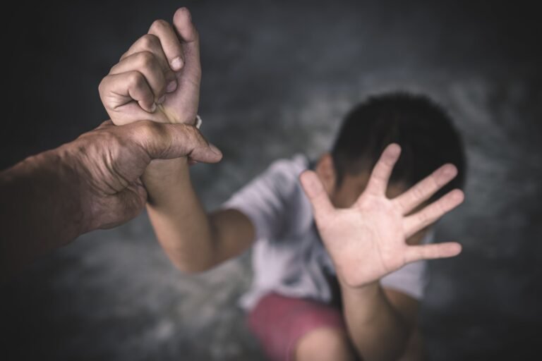 Los tres niños, dos gemelos de 8 años y un niño de 10 años, fueron encontrados con con mascarillas y pañales, en cuartos llenos de desperdicios