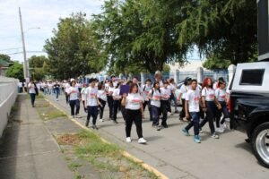 El evento “Alza la Voz por la Niñez: Amor que Protege” realizó un recorrido desde la Plaza Las Delicias hasta el campus de la Universidad Católica