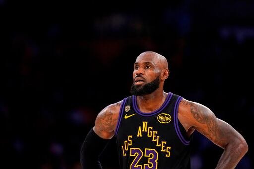 La estrella de los Lakers, de 41 años, dijo que analizará su próximo paso junto a su familia durante este verano