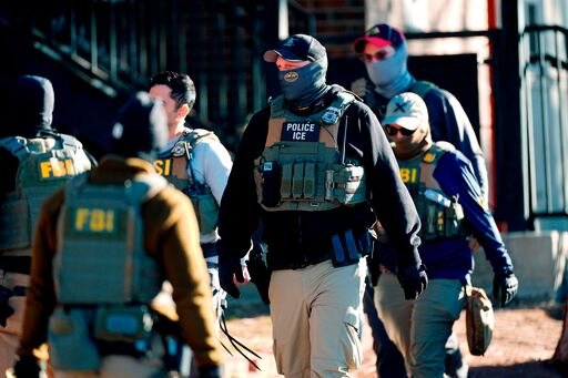 Un juez federal en Colorado dictaminó que agentes de inmigración violaron una orden que establecía límites para arrestos sin causa judicial