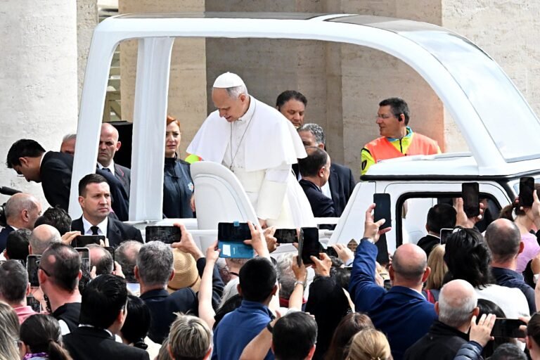 El pontífice permaneció en el área de la plaza de San Pedro unos minutos antes de su audiencia general