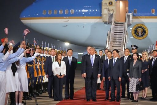 Una alfombra roja fue desplegada para el presidente estadounidense tras el aterrizaje del Air Force One