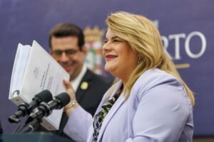 La gobernadora también estampó su firma en una medida que impone penas más severas contra el maltrato de animales