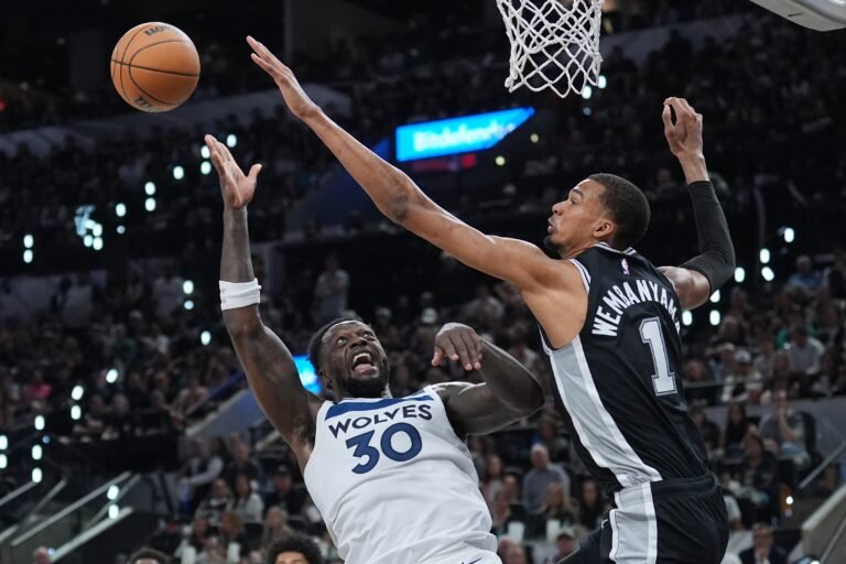 Con 27 puntos y 17 rebotes colocó a San Antonio a las puertas de las finales de conferencia en la NBA luego de ser expulsado del juego anterior en la serie contra Minnesota