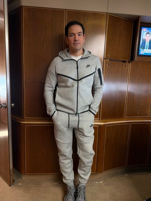 La imagen portando el sudadero y el pantalón deportivo grises y recostado sobre una de las puertas del avión presidencial se ha viralizado