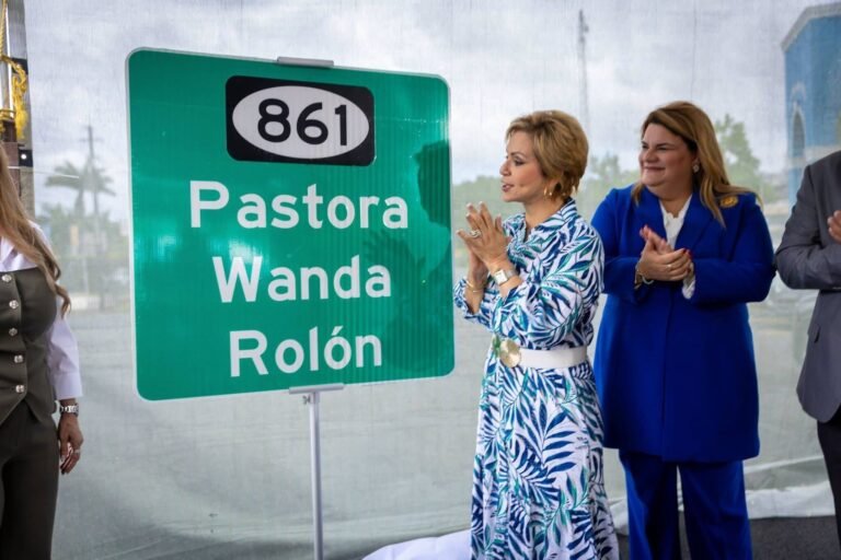 La gobernadora Jenniffer González Colón develó el rótulo en homenaje a la labor pastoral, filantrópica y comunitaria de la líder religiosa