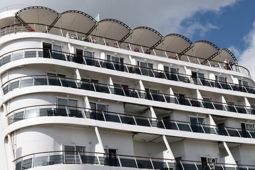 Las autoridades francesas inicialmente no permitieron que pasajeros del crucero The Ambition bajaran en Burdeos