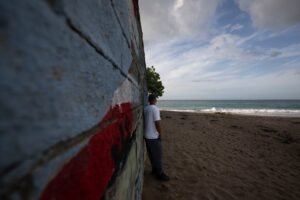 ICE-HSI negó su participación en el operativo, que terminó con oficiales vaciando las gomas de la camioneta del dominicano en busca de atraparlo