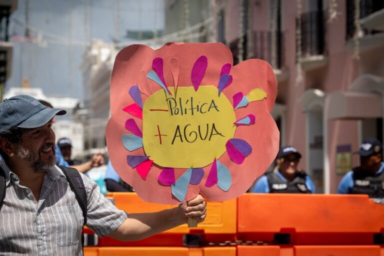 Acudieron a los portones de La Fortaleza para reiterar su descontento con la ejecución del funcionario ante las interrupciones en el servicio de agua potable