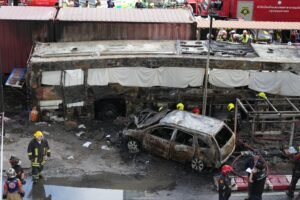 El impacto arrastró también a varios vehículos cercanos por las vías