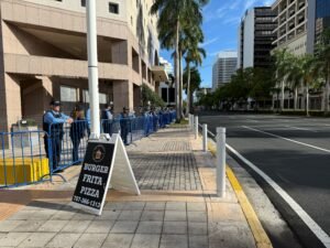 Desde las 6:20 a.m., la Uniformada ya había instalado vallas en la zona de la Milla de Oro, en Hato Rey
