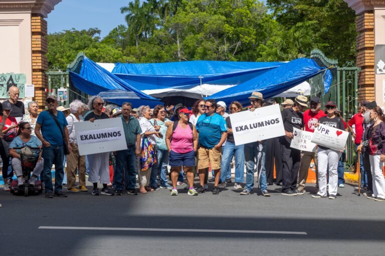 Egresados de la institución cantaron el himno desde la emblemática Torre del recinto y reclamaron que la administración escuche más a la comunidad estudiantil