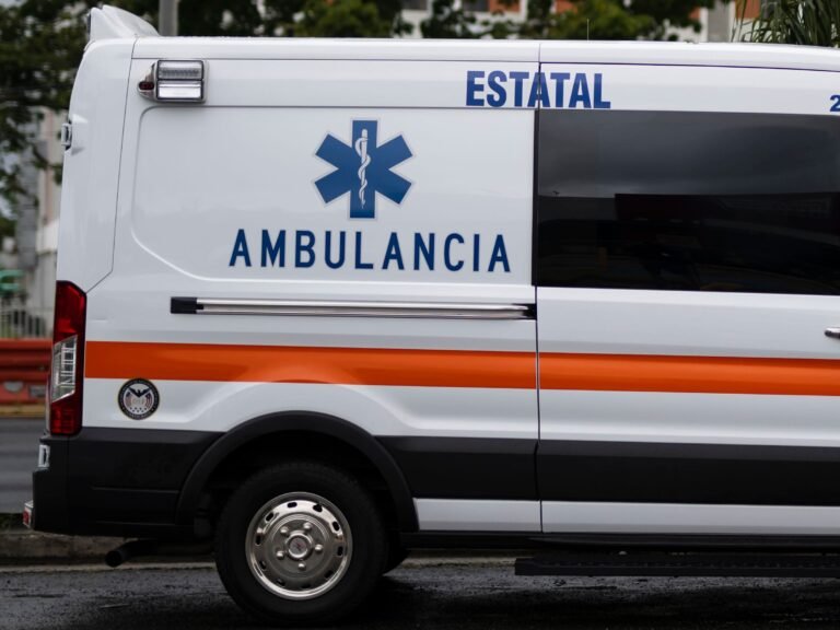 Su madre perdió el control del volante e impactó un poste de concreto, informó la Policía