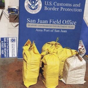 Agentes lograron capturar a tres individuos con cinco fardos al norte de Puerto Rico