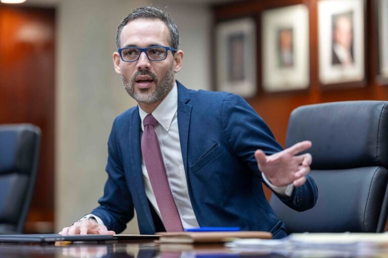 Mientras, negó la salida del jefe de la Junta de Planificación, Héctor Morales, quien, dijo, está unos días fuera de labores por asuntos de salud