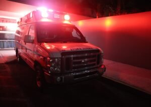 Las autoridades fueron alertadas inicialmente sobre un accidente de auto