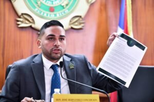 Una medida aprobada este lunes, en sesión, permite a la Comisión cameral de Transportación continuar con la pesquisa, actualmente detenida por orden del presidente Carlos “Johnny” Méndez