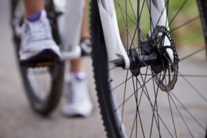 La ciclista alegó que el hombre la insultó antes de cruzársele por el camino y caerse a causa de la maniobra