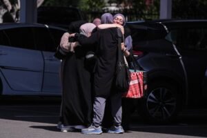 Ambos escribieron sobre la creencia de que los blancos están siendo eliminados, mientras uno se enfocó en problemas de salud mental y el rechazo de las mujeres