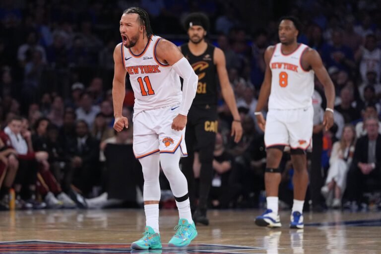 Nueva York estalló en el cuarto parcial para obligar tiempo extra y evitar un robo de Cleveland en el primer juego de la final de la Conferencia del Este