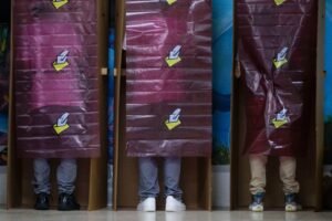 La legislación de los representantes Lisie Burgos y Ensol Rodríguez eliminaría el privilegio a convictos por delitos graves con penas de 10 años o más